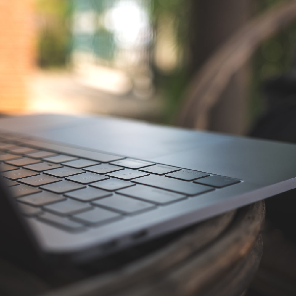 Klawiatura laptopa z rozmytym tłem