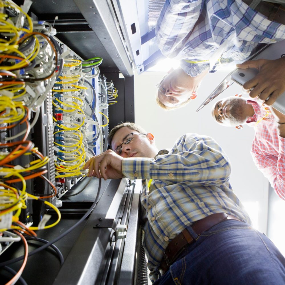 Technicy kontrolujący serwer