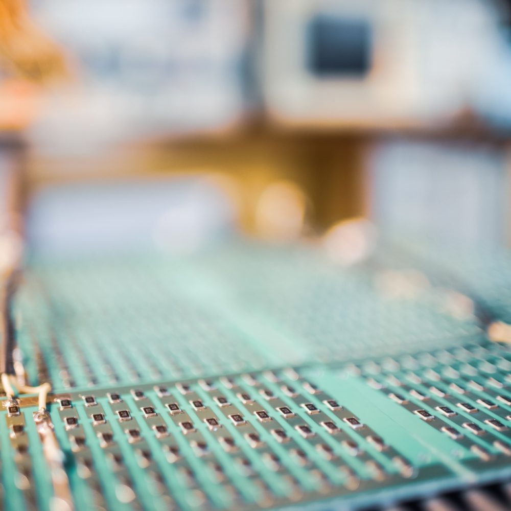 Mikroukłady i komponenty znajdują się na metalowych płytkach